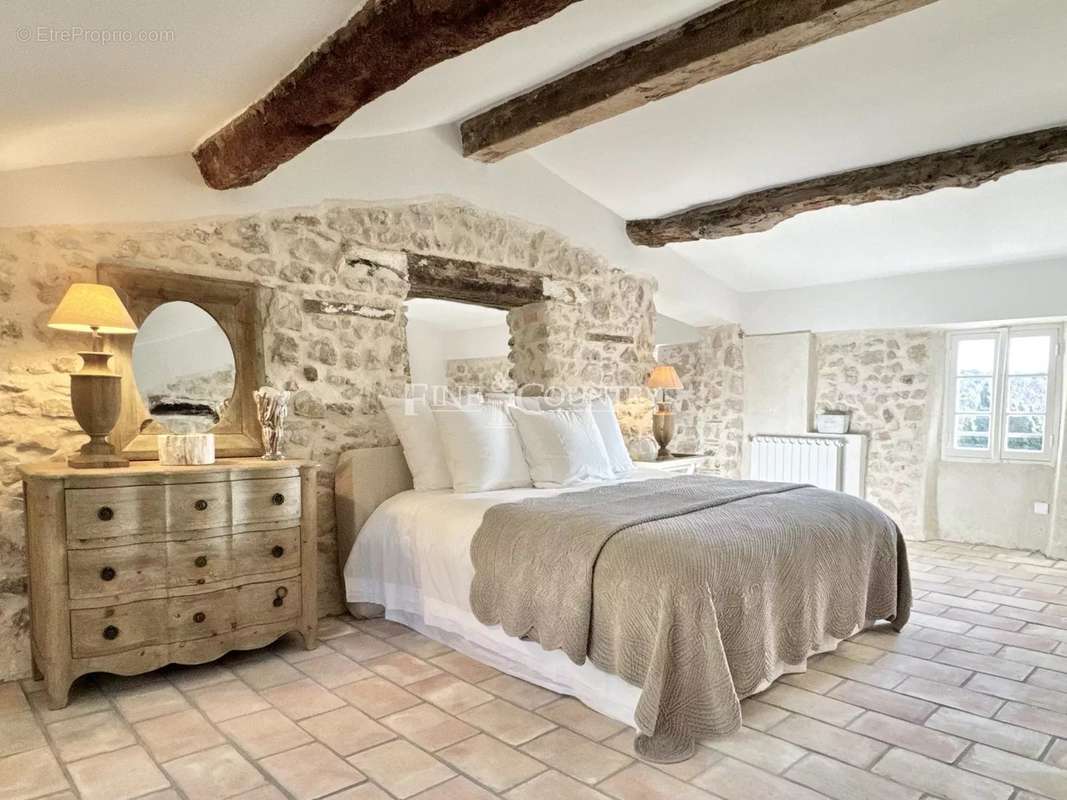 Maison à CHATEAUNEUF-GRASSE