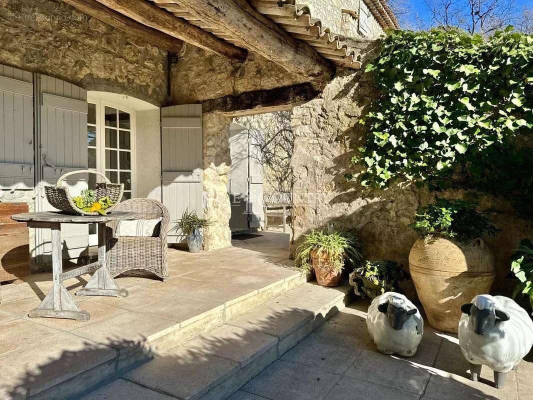 Maison à CHATEAUNEUF-GRASSE