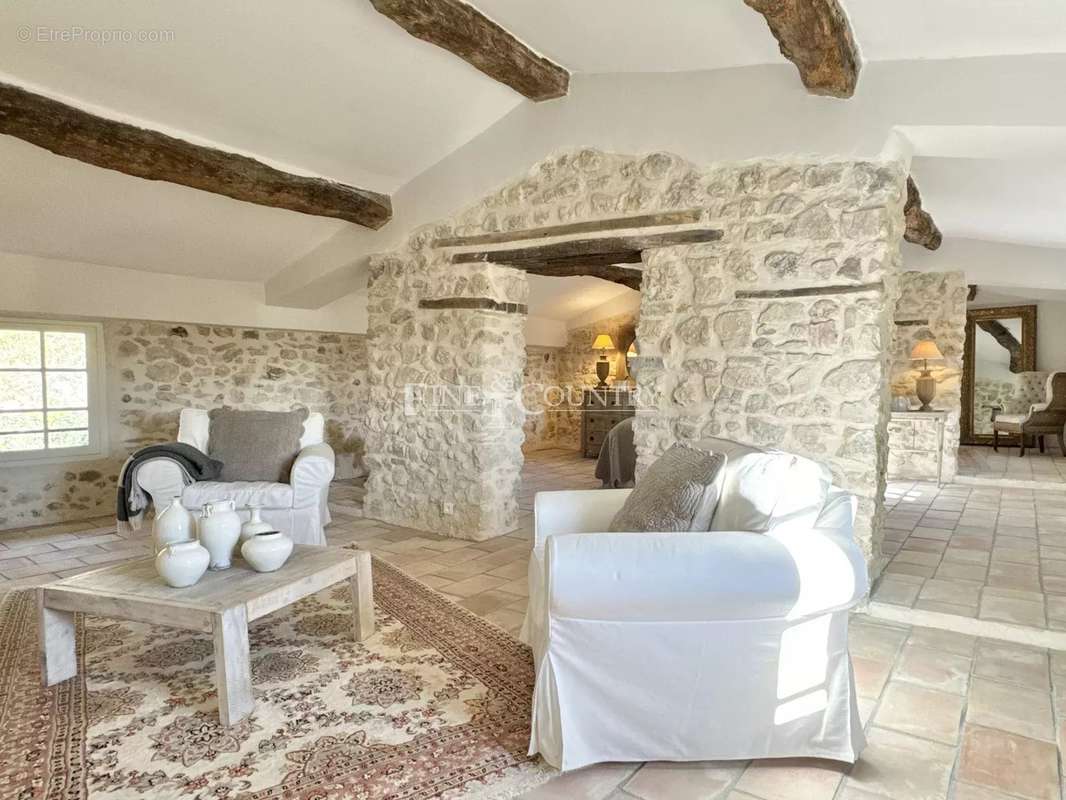 Maison à CHATEAUNEUF-GRASSE