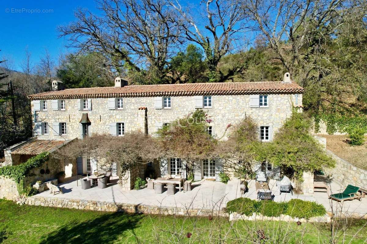 Maison à CHATEAUNEUF-GRASSE