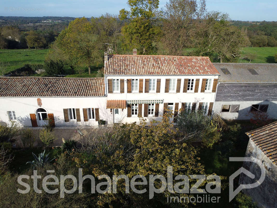 Maison à MONTENDRE