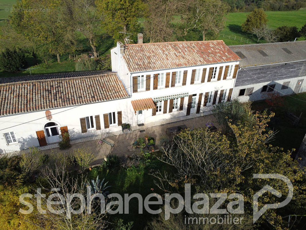 Maison à MONTENDRE