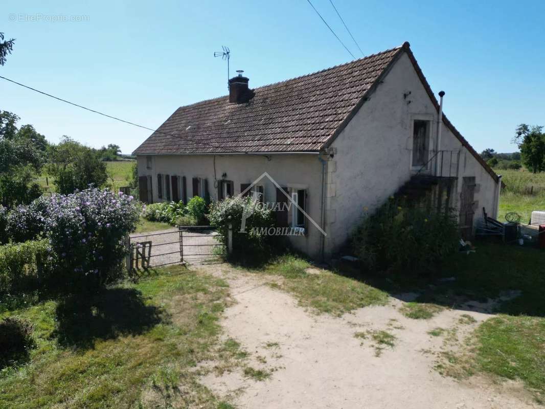 Maison à THIEL-SUR-ACOLIN