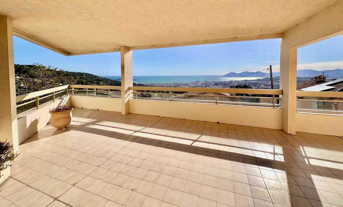 Appartement à MOUGINS