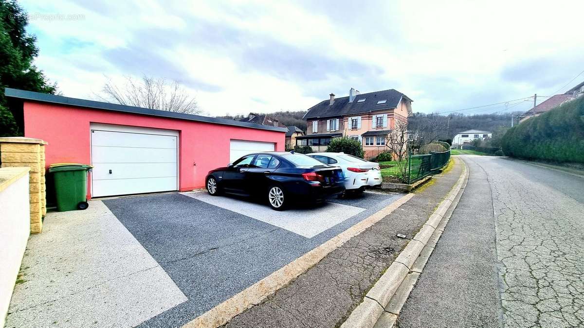  garages et 3 places de parking - Maison à THIONVILLE