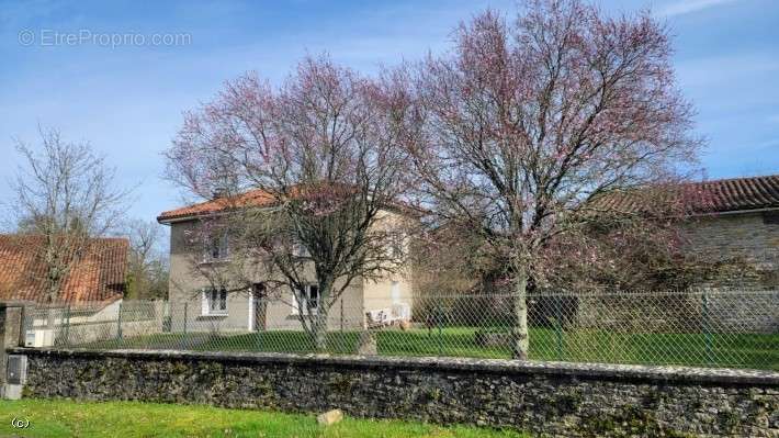 Maison à CHAMPAGNE-MOUTON