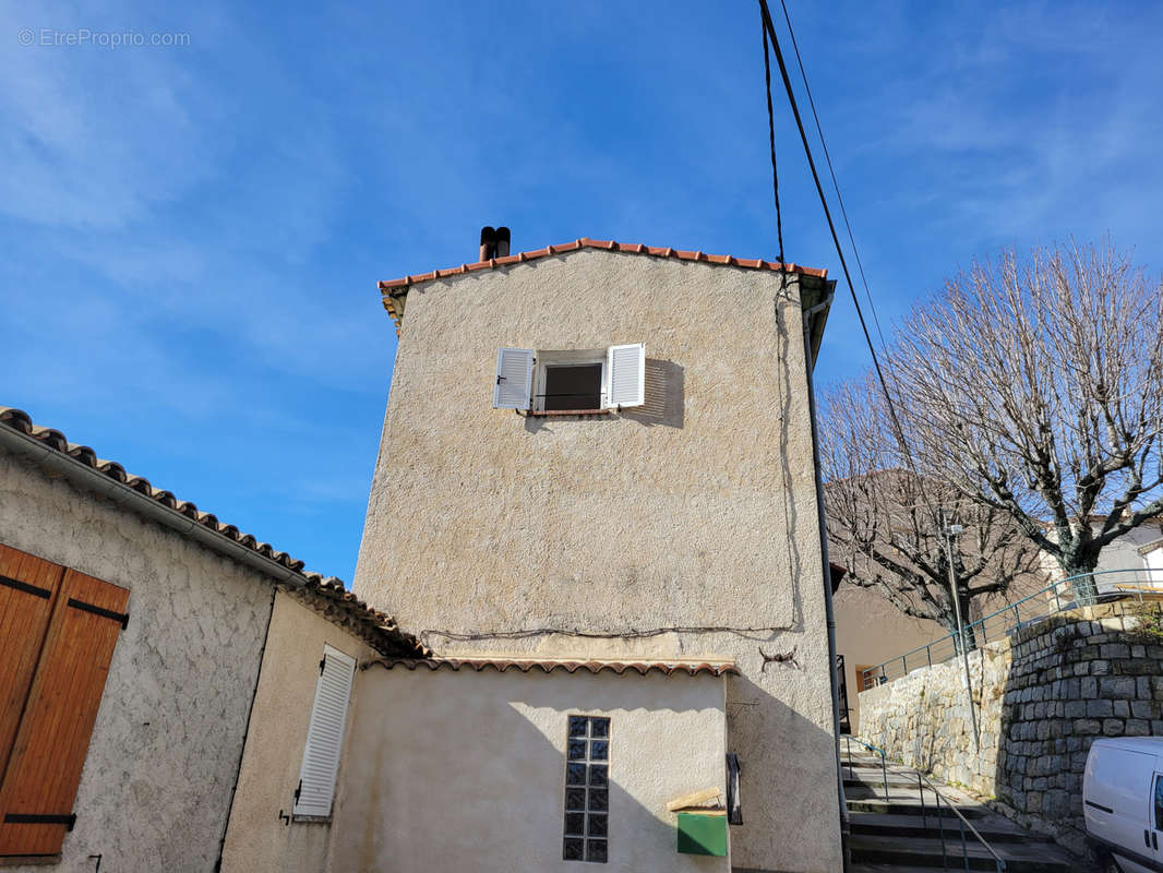 Maison à TOURETTE-DU-CHATEAU