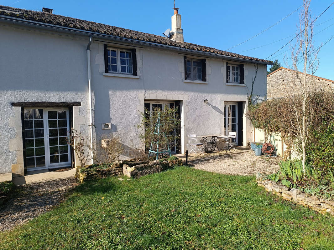 Maison à SAINT-MACOUX