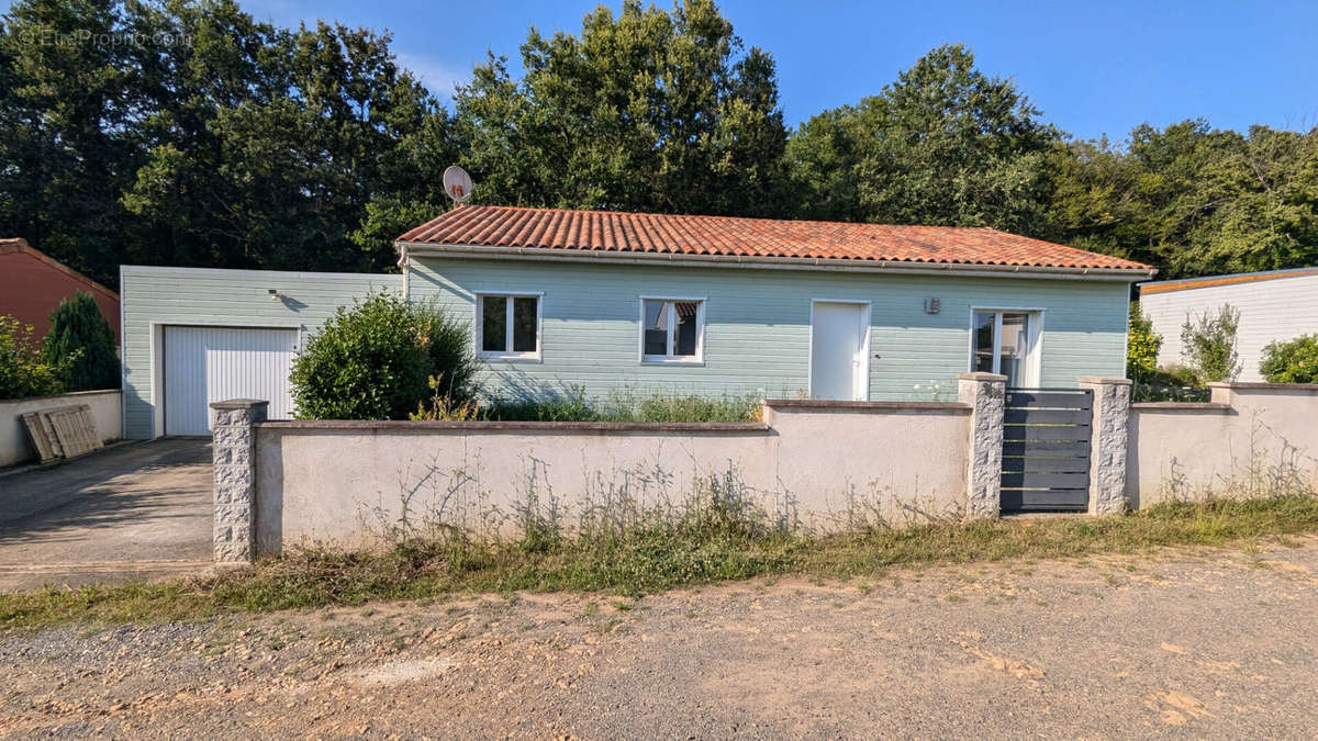 Maison à LIGUGE