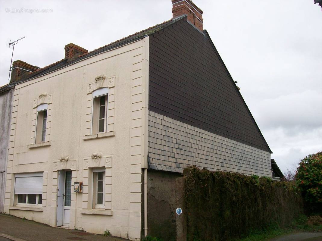 Maison à LA CHAPELLE-DE-BRAIN