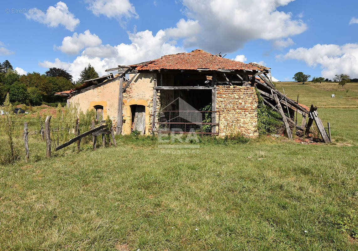 Terrain à SAINT-NIZIER-SOUS-CHARLIEU