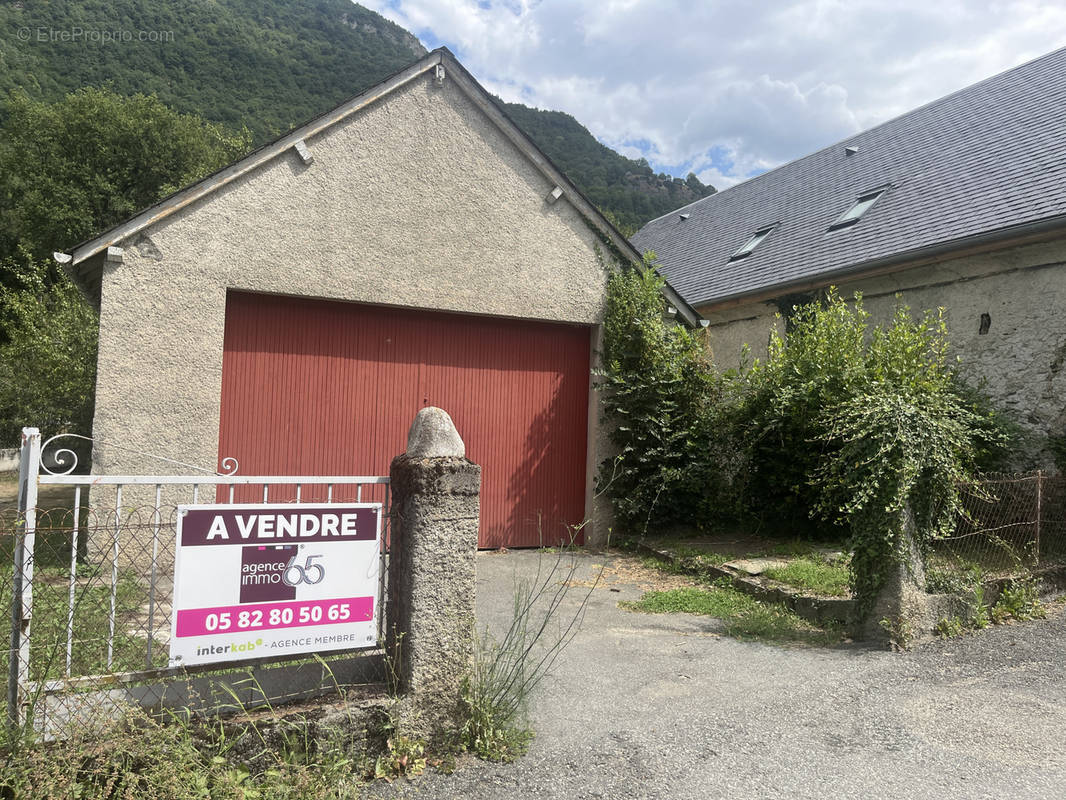 Parking à LUZ-SAINT-SAUVEUR