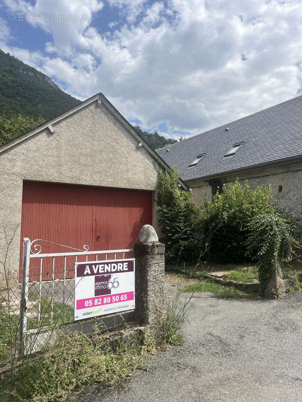 Parking à LUZ-SAINT-SAUVEUR