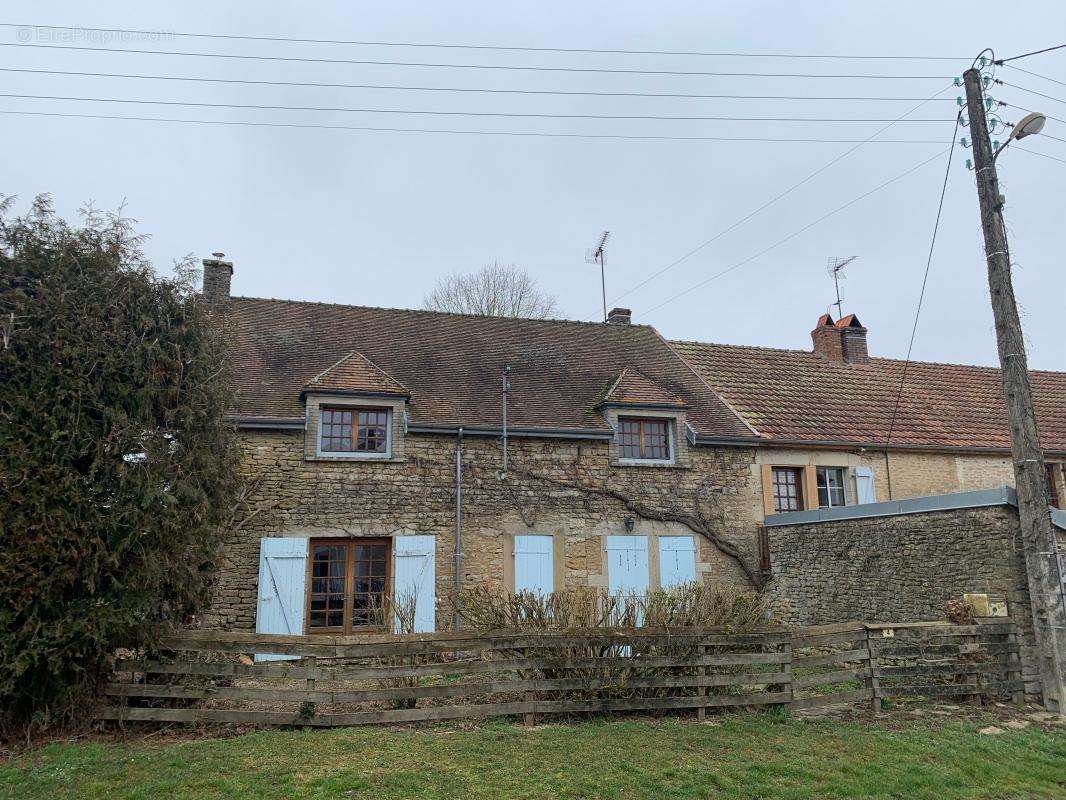 Maison à COMMARIN