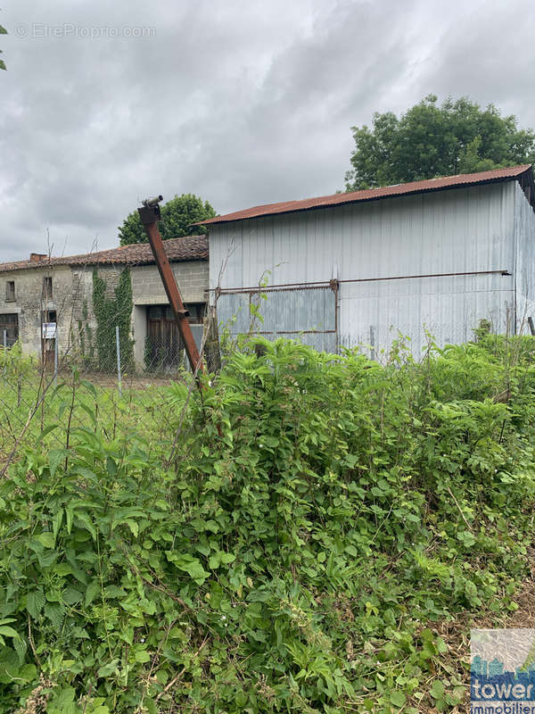 Parking à AUJAC