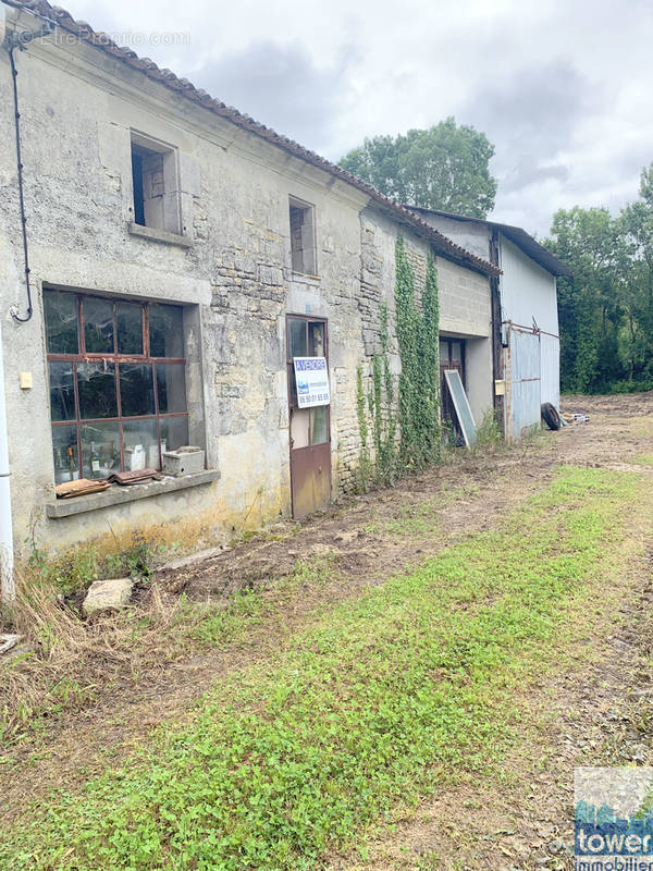 Parking à AUJAC