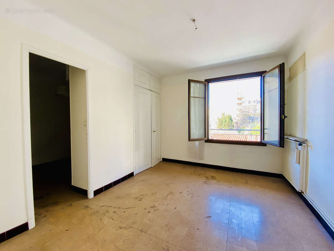 Appartement à MARSEILLE-4E