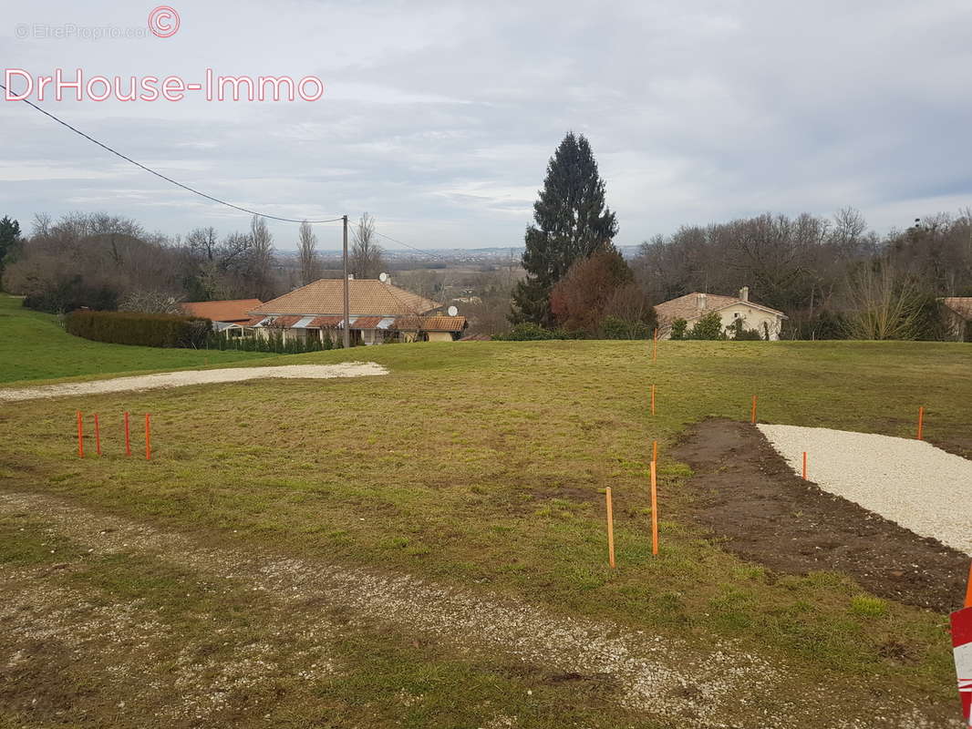 Terrain à SAINT-JEAN-DE-BLAIGNAC