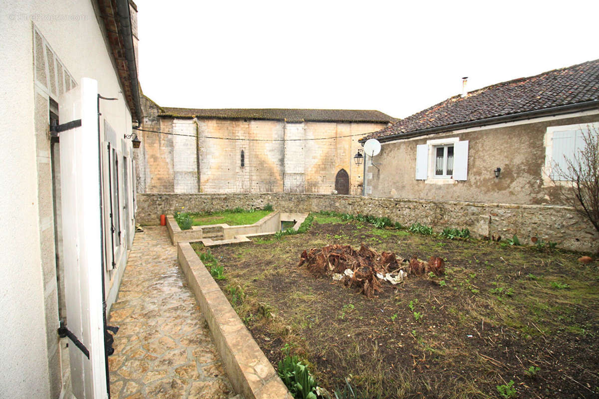 Maison à LA ROCHEBEAUCOURT-ET-ARGENTINE