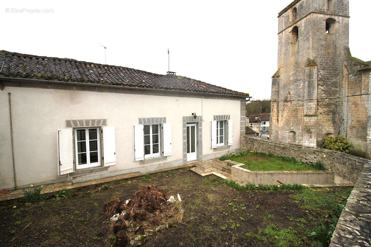 Maison à LA ROCHEBEAUCOURT-ET-ARGENTINE