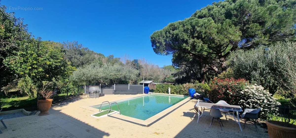 Maison à ROQUEBRUNE-SUR-ARGENS