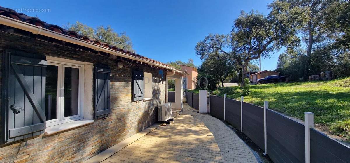 Maison à ROQUEBRUNE-SUR-ARGENS