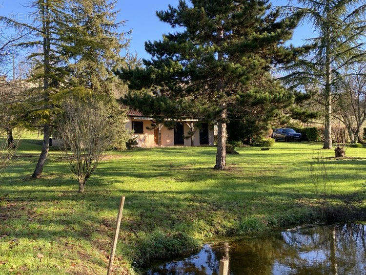 facade et jardin - Maison à CHALAIS