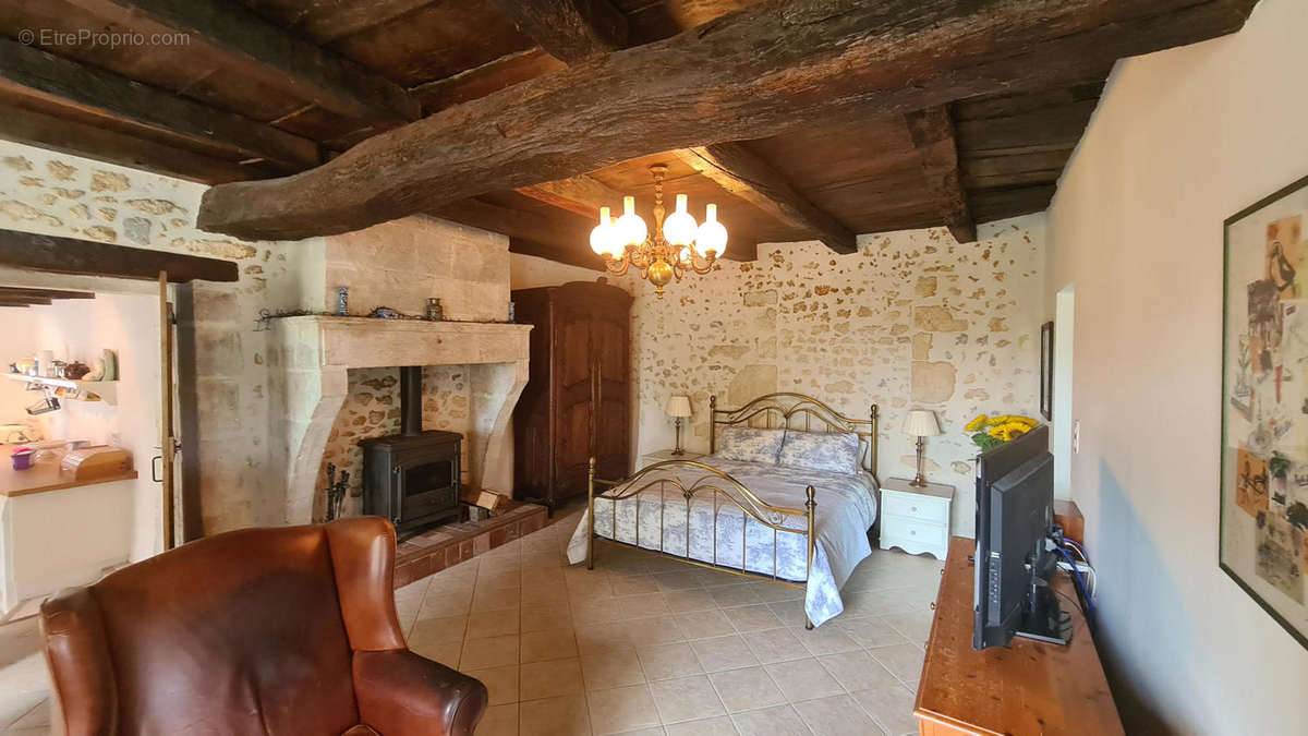 CHAMBRE GITE - Maison à CHALAIS