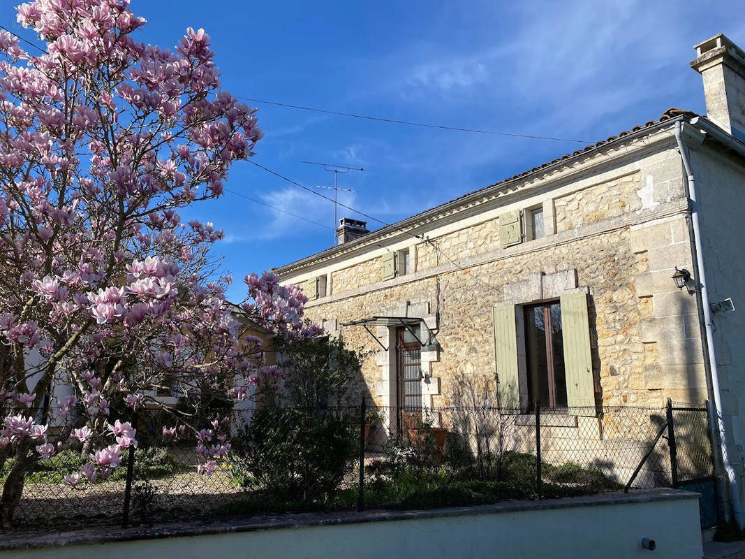 FACADE - Maison à CHALAIS