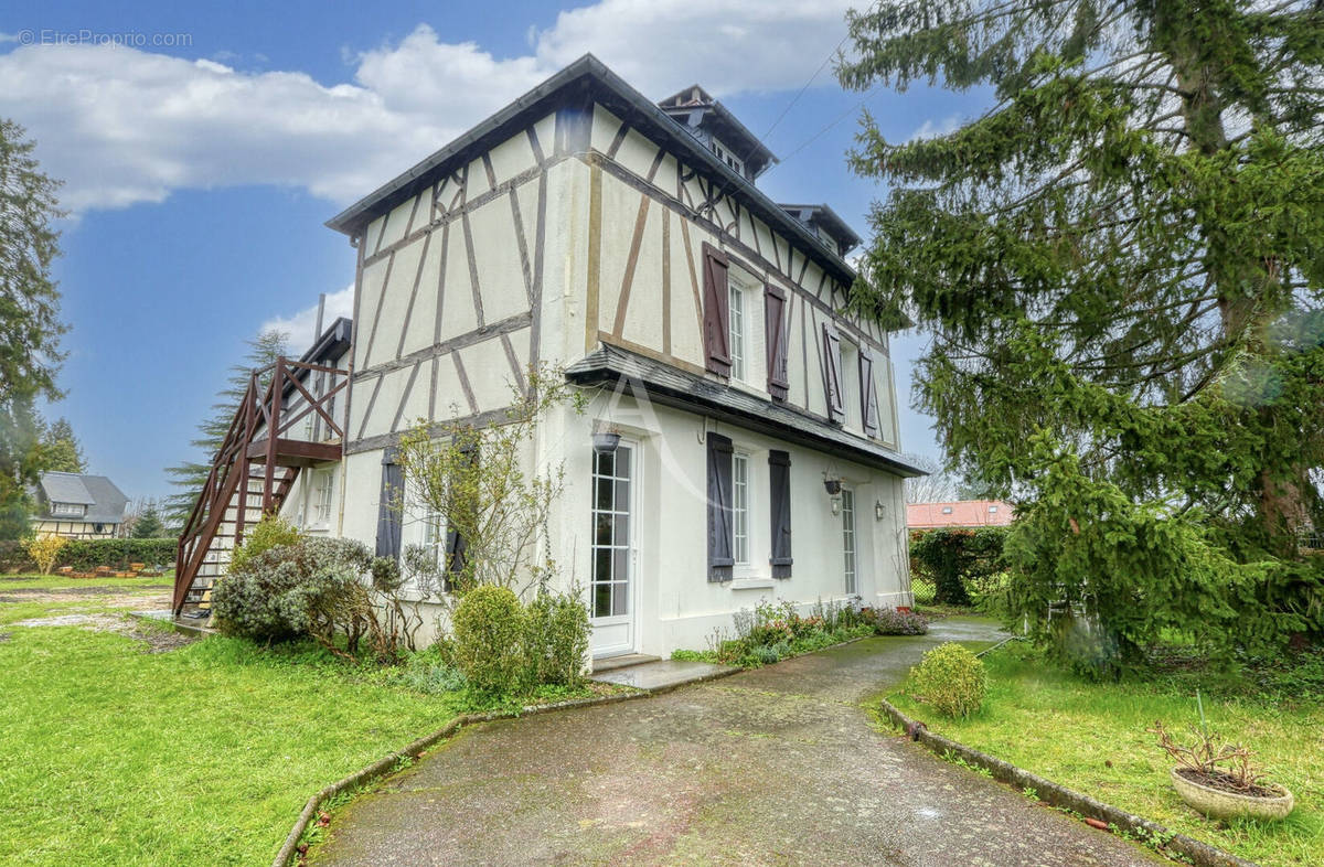 Maison à LES HOGUES