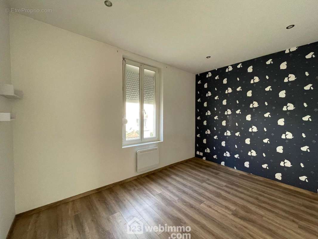 En rez-de-chaussée, voici la première chambre de 11 m² - Maison à LAON