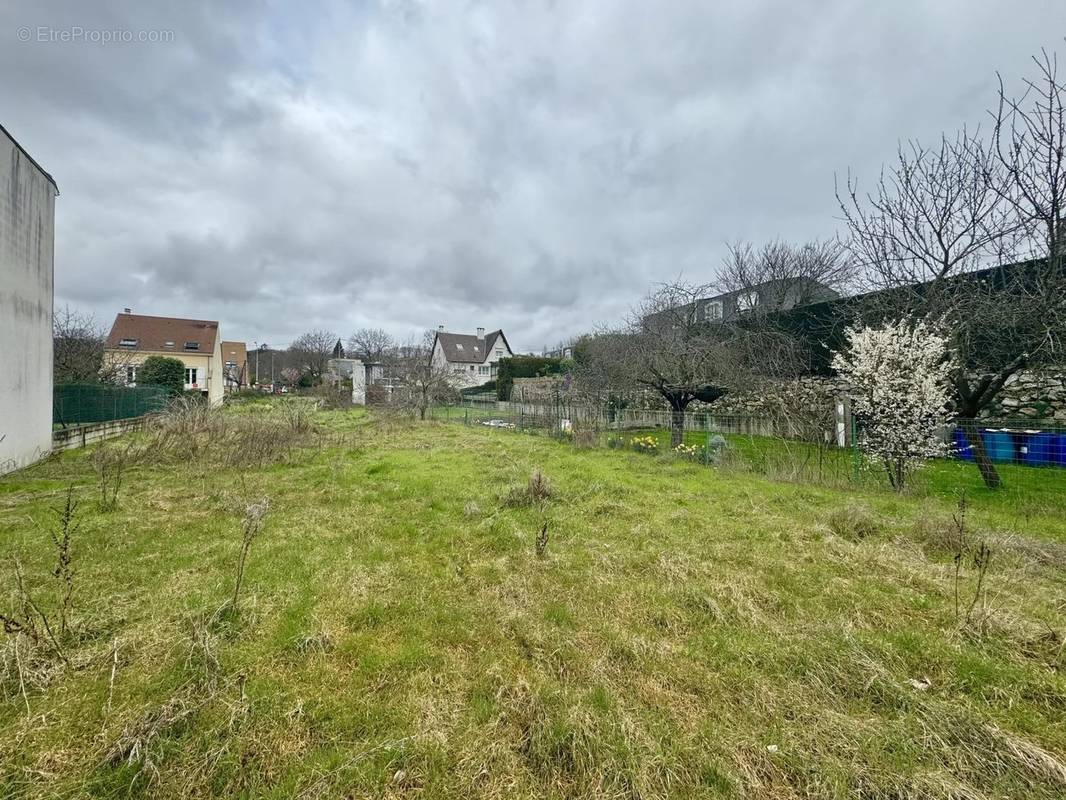 Terrain à VERRIERES-LE-BUISSON