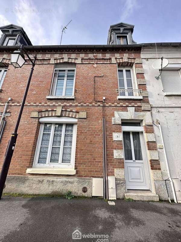 Découvrons la première maison de 136 m² comprenant ... - Maison à CREPY