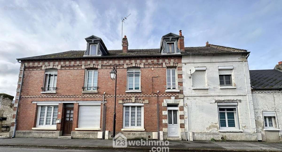 Ensemble immobilier d&#039;une surface habitable de 218 m² comprenant 3 biens - Maison à CREPY