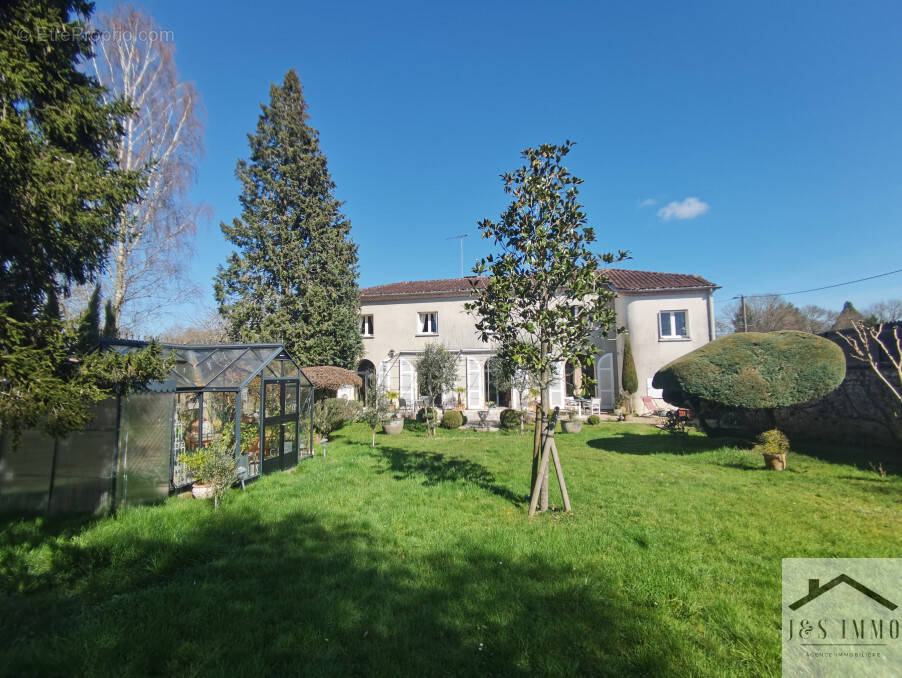 Maison à CHASSENEUIL-SUR-BONNIEURE