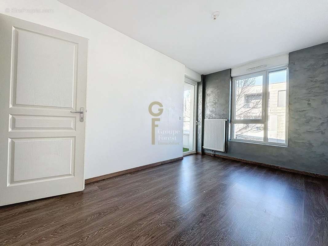 Chambre 1 11,5 m2 placard - Appartement à LILLE