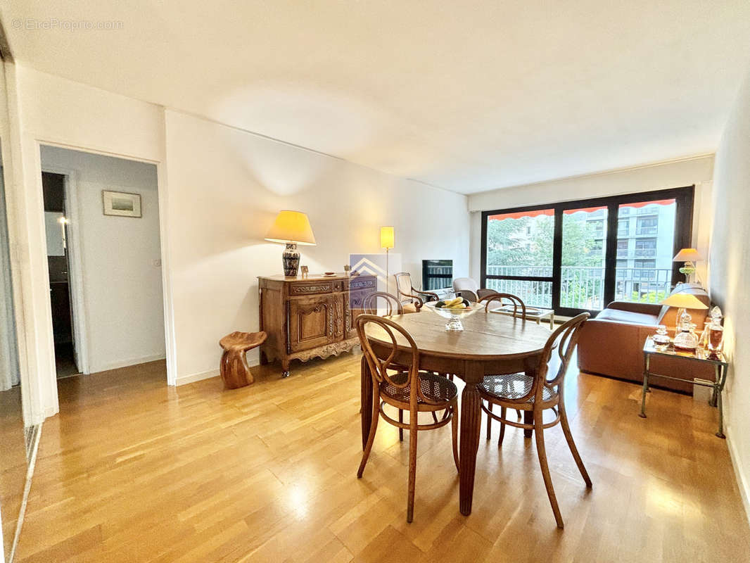 Appartement à COURBEVOIE