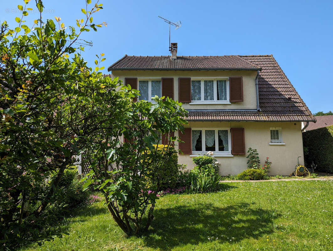 Maison à LA QUEUE-LES-YVELINES