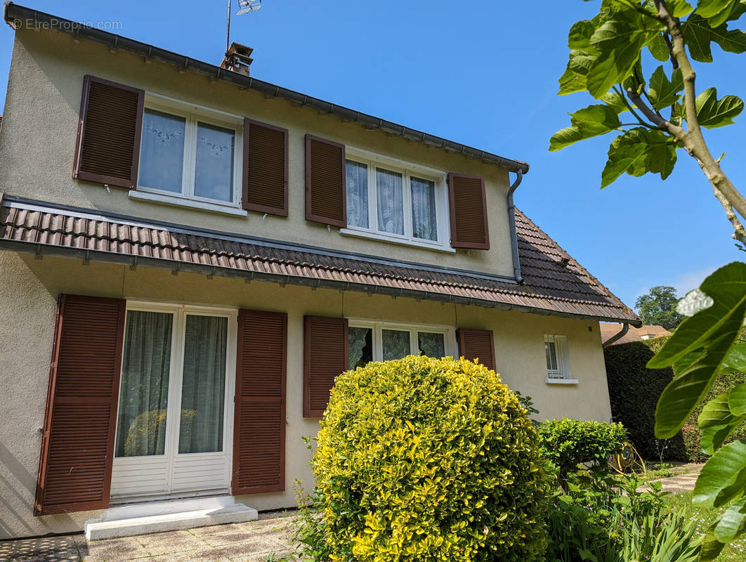 Maison à LA QUEUE-LES-YVELINES