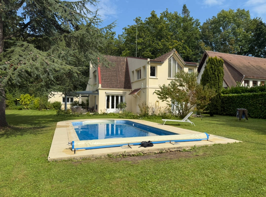 Maison à DAMPIERRE-EN-YVELINES