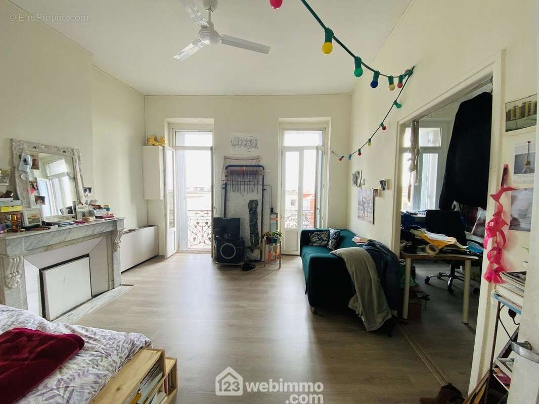 Séjour en excellent état avec cheminée décorative - Appartement à SETE