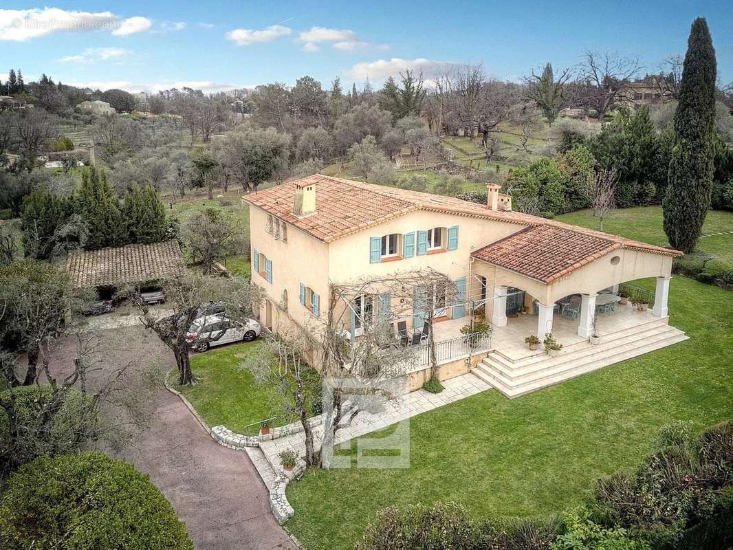 Maison à CHATEAUNEUF-GRASSE