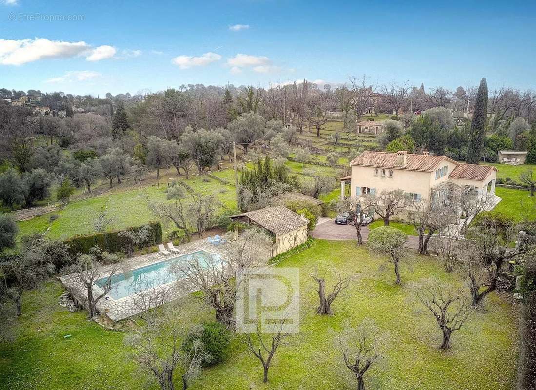 Maison à CHATEAUNEUF-GRASSE