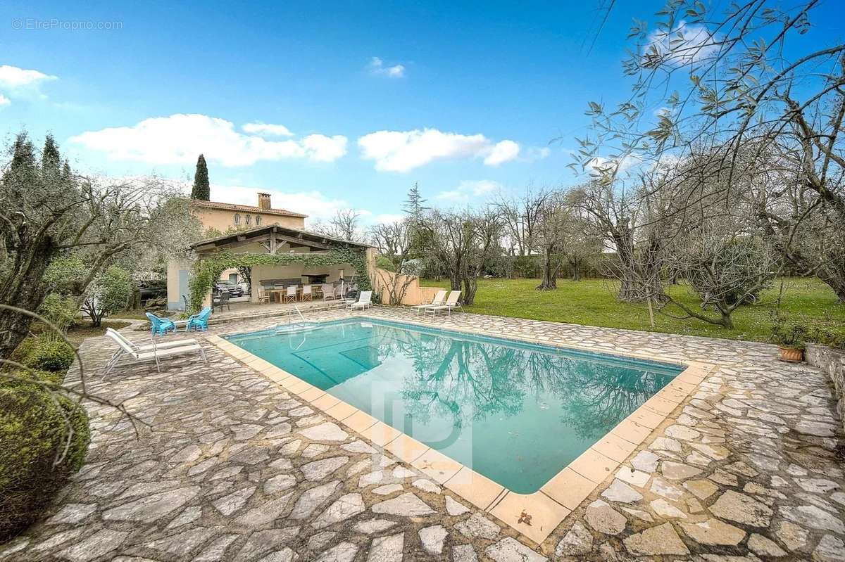 Maison à CHATEAUNEUF-GRASSE