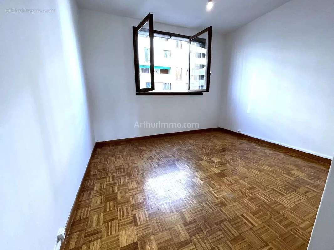 Appartement à MARSEILLE-4E