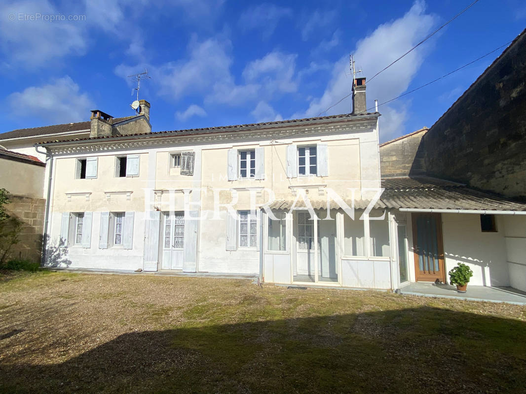 Maison à LES ARTIGUES-DE-LUSSAC