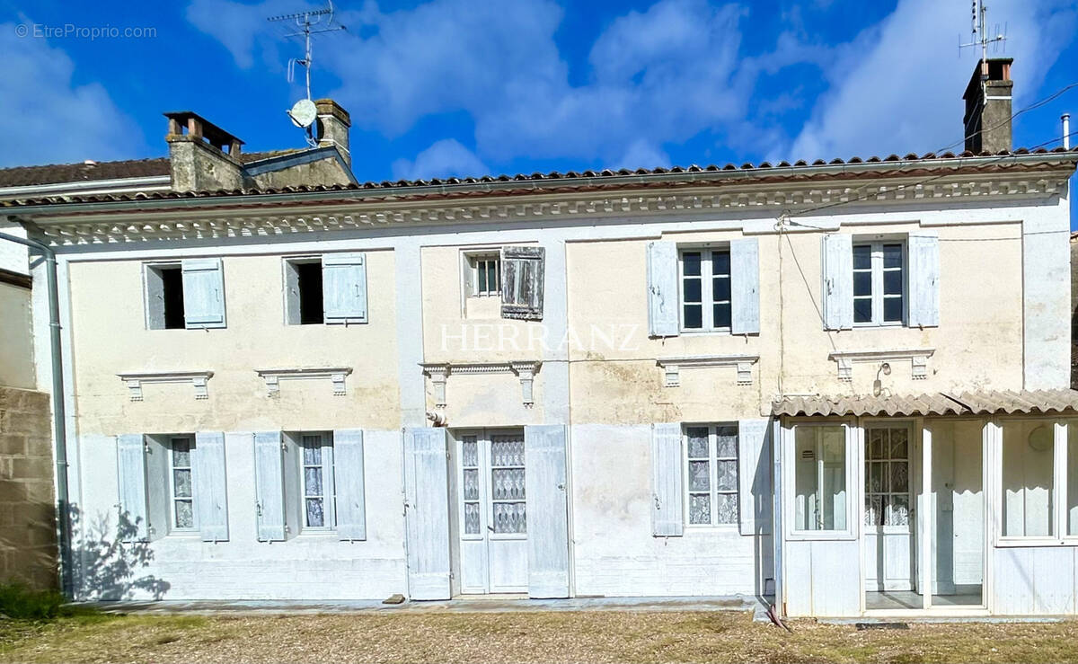 Maison à LES ARTIGUES-DE-LUSSAC