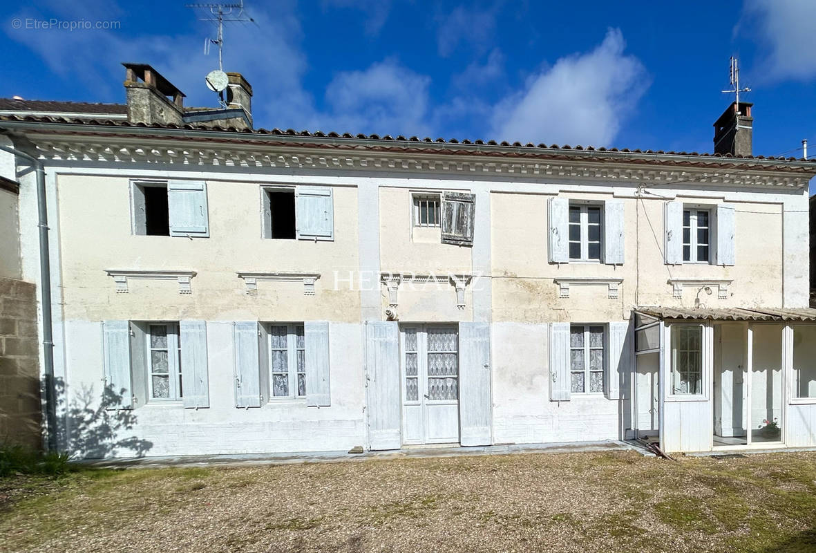 Maison à LES ARTIGUES-DE-LUSSAC