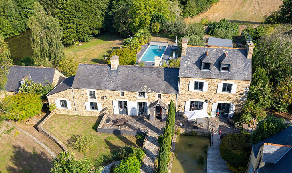 Maison à LANGROLAY-SUR-RANCE