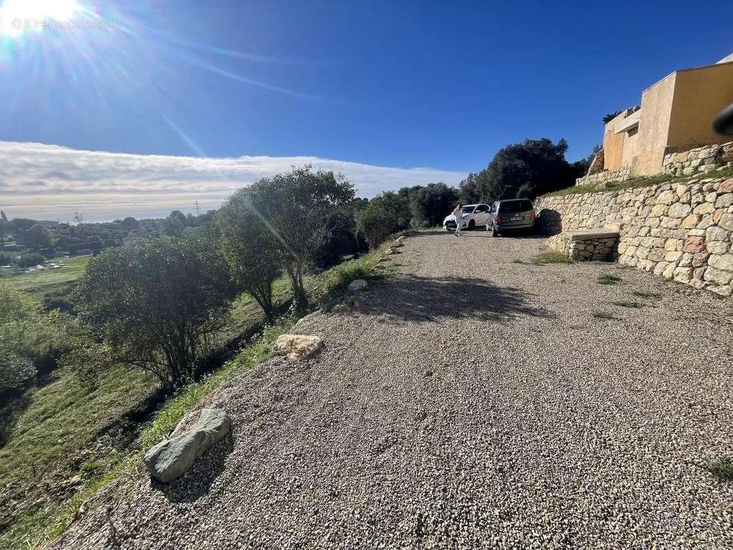 Terrain à MOUGINS